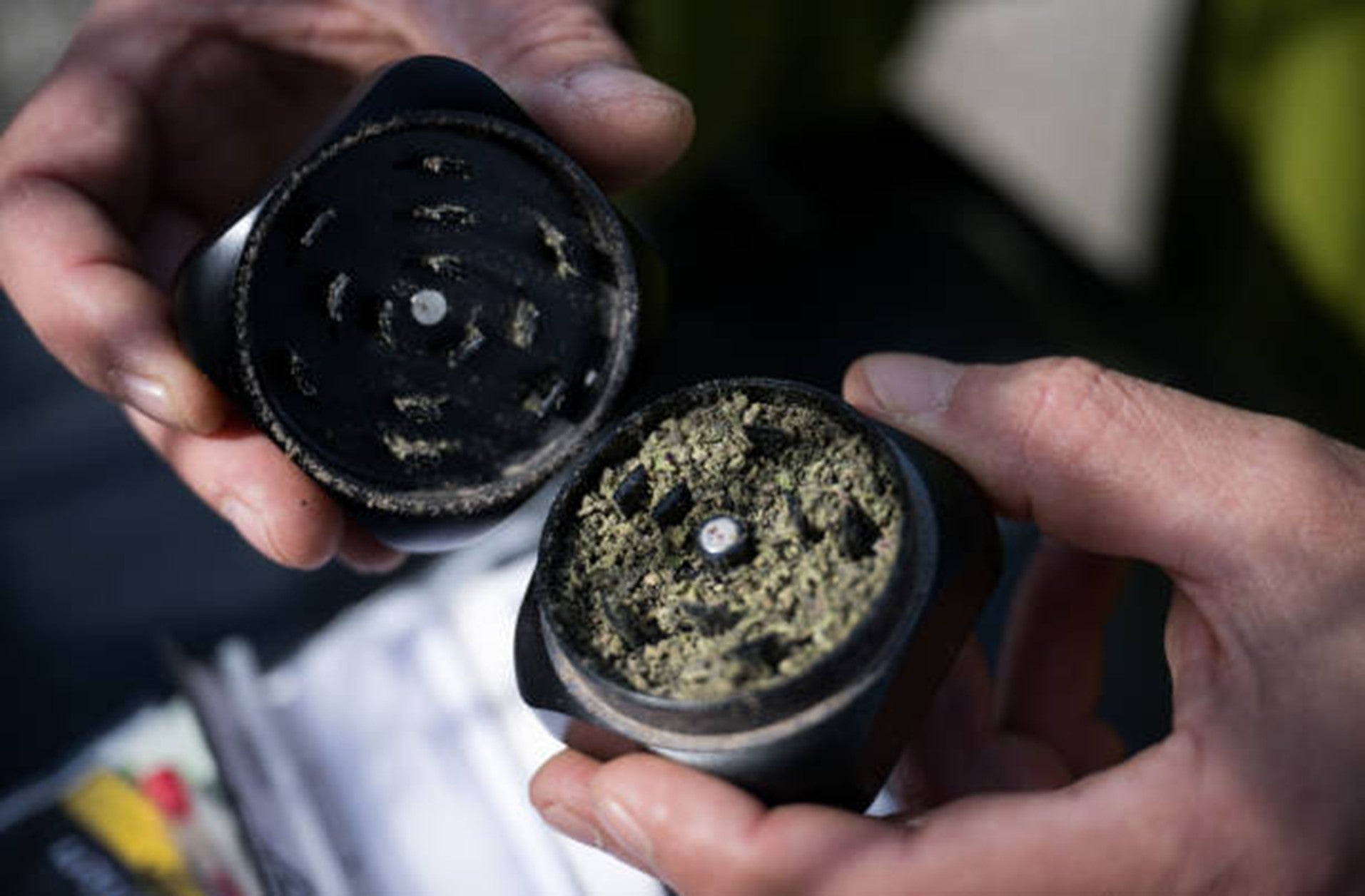 How to Choose a Grinder with Screen for Sticky Herbs