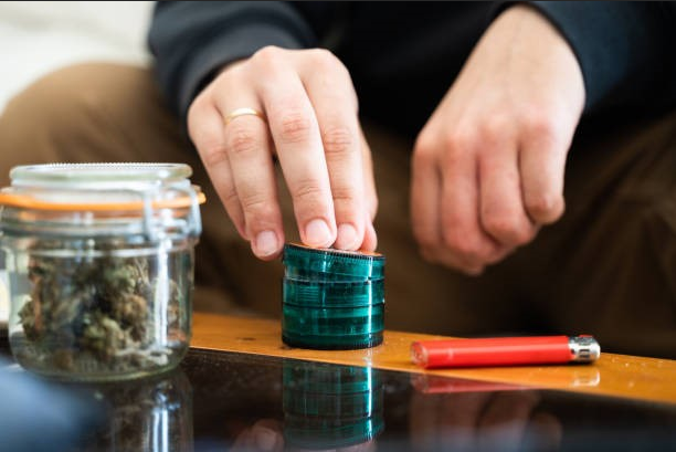 Grinder With Ashtray Size Guide for Small Desks and Shared Spaces